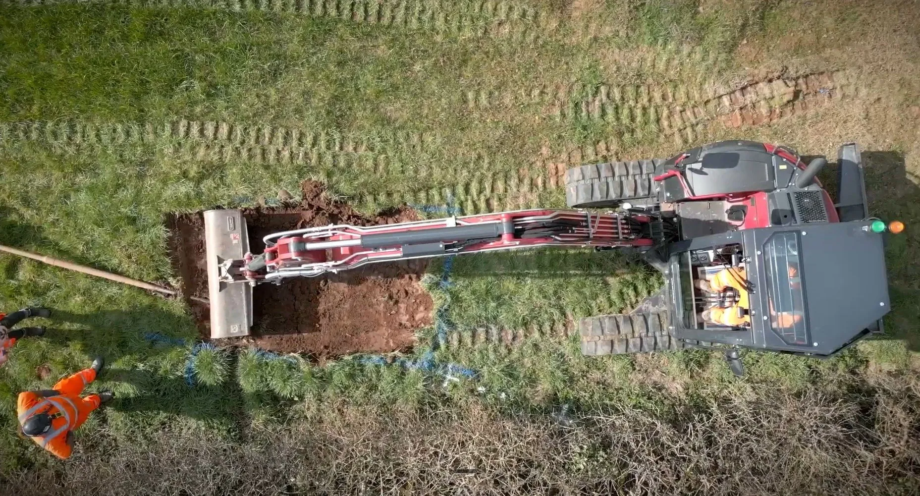 Excavator digging the reception pit at Iron Acton, with the drill rod arriving on target